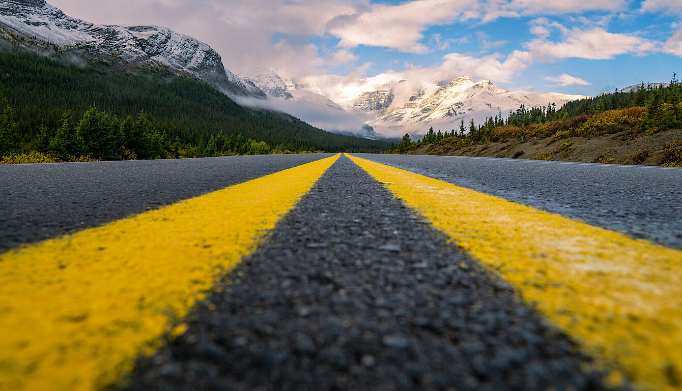 Freie Straße in die Berge am Horizont